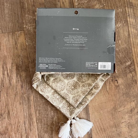 🪴threshold 50"x50" table throw in cream/beige - Picture 2 of 5